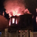 Beyoğlu'nda korkutan yangın: İki katlı metruk bina alev alev yandı