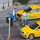 Beyoğlu'nda yabancı uyruklu iki kadınla taksicinin kavgası kamerada