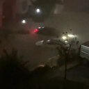 Başakşehir'deki sağanak park halindeki araçları sürükledi