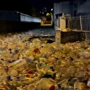Küçükçekmece'de sel suları plastik atıkları dışarıya taşıdı