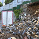 İstanbul'da şiddetli yağmur nedeniyle çöken duvar kamyoneti ikiye ayırdı