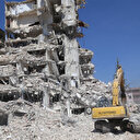 Hatay'da ağır hasarlı 5 bina daha yıkıldı