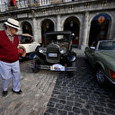 Espagne: les voitures de collection font un tour de ville à Madrid