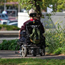 Suisse: un train passe au-dessus d'elle et sa chaise roulante, elle en sort vivante