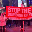 İsrail karşıtı protestocular, Yemen'e yönelik hava saldırılarına New York, Times Meydanı'nda toplanarak sloganlarla tepki gösterdi