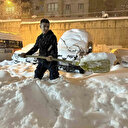 Kar kalınlığı 40 santimetreyi bulunca hayat durma noktası geldi: Yollar kapandı araçlar kayboldu