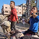 Siyonist İsrail'in abluka altına aldığı Gazze'de sağlık sistemi çökme noktasına geldi: Yaralı çocuğu eşek arabası ile taşıdılar