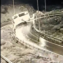Mersin’de yolcu otobüsünün devrilme anı kamerada