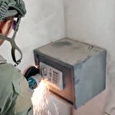 Siyonist hırsızlar işgal ettikleri Filistinli ailenin evinde çelik kasayı soyarken görüntülendi