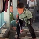 Filistinli çocuk ısınabilmek için kendi ağırlığındaki balyozla odun kırmaya çalıştı