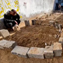 İsrail'in katlettiği şehitler Gazzelilerin sığındıkları okulun bahçesine defnediliyor