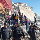 Ağır hasarlı bina iş makinesinin üzerine devrildi: Enkaz altındaki operatörü kurtarma çalışmaları sürüyor
