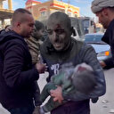 Gazzeli babanın kollarında şehit olan bebeğini öpüp morga teslim ettiği anlar yürek dağladı
