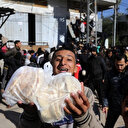 Les Palestiniens font de longues files d'attente pour acheter du pain à Gaza