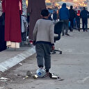Gazzeli çocuk su taşımak için konserve kutularını kullanarak el arabası yaptı
