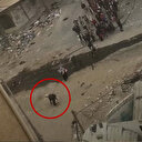 Gazzeli anneyi beyaz bayrak açan çocuğunun gözü önünde keskin nişancı tüfeği ile vurdular