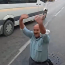 Bursa'da bir baba engelli oğlu otobüse alınmayınca aracın önüne yattı