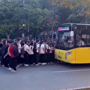 İETT şoföründen kan donduran hareket: Otobüsü öğrencilerin üstüne sürdü