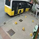 Bahçelievler'de İETT otobüsünün ağaca çarpma anı kamerada
