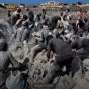 Açlıkla mücadele eden Gazze halkı bozulmuş un çuvallarını topladı