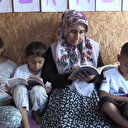 Depremde yıkılan evinin yerine kulübe kurup çocuklar için kütüphaneye çevirdi