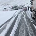 Yoğun kar yağışı yüzünden birçok sürücü yolda mahsur kaldı