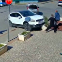 Bursa'da vatandaş gaz pedalı takılı kalan araçtan kıl payı kurtuldu