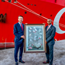 Somali Savunma Bakanı Nur'dan Enerji ve Tabii Kaynaklar Bakanı Bayraktar'a anlamlı hediye: Erdoğan ümitlerin tükendiği anda geldi