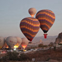 Türkiye: des drapeaux turcs sur les montgolfières dans le ciel de la Cappadoce