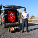 Bayrak ve İslam sevdasıyla yola çıktı: 74 yaşında Mehmetçiğe elma dağıttı