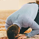 Cumaya gitmeyen erkek öğle namazı ne zaman kılar?