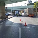 Bakırköy'de TIR üst geçite çarptı: Bölgede trafik yoğunluğu yaşanıyor