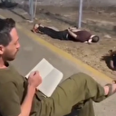 Siyonist asker elleri ve gözleri bağlı Filistinlilerle alay etti