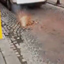 Kimse ne olduğunu anlayamadı: Fatih'teki bir sokakta yer altındaki kablo bomba gibi patladı