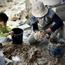 İsrail'in yıktığı evini elleriyle onarıyor: İnadına buradayız