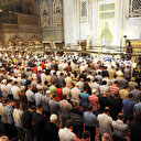 Namaz kılanın önünden geçilirse namaz bozulur mu?