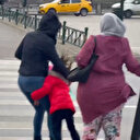 Bursa'da şiddetli fırtına sebebiyle ayakta duramadılar: Kadın ve çocukların zor anları kameraya yansıdı