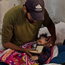 Gazzeli baba İsrail'in uykusunda katlettiği kızının başında Kur'an okudu