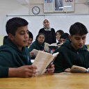 Depremde bacağını ve ailesini kaybeden Zeynep öğretmen hayata öğrencileriyle tutundu