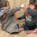 Gazzeli minik çocuk kardeşini birkaç damla sütle doyurmaya çalıştı