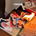 Siyonistler işgal ettikleri evdeki Gazzelilere ait fotoğrafları yaktı