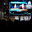 Amerika'da halk seçim sonuçlarını dev ekranlardan takip ediyor