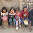 Gaza: des enfants palestiniens déplacés font la queue pour des repas