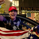 Trump destekçileri seçim sonuçlarını New York'taki Trump Towers önünde kutladı: Bagaj kapağındaki Biden görseli dikkatlerden kaçmadı