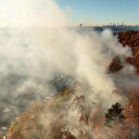 ABD New Jersey'de gece çıkan orman yangınının dumanı New York’a ulaştı