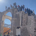 Emevi Camii doldu taştı: Bina çatılarında ve surlarda saf tuttular