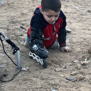 İsrail'in bombaları yüzünden ayaklarını kaybetmişti: 6 yaşındaki Gazzeli Muhammed sadece patenleriyle hareket edebiliyor