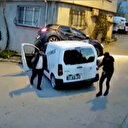 Ara sokakta hız kesmeyince olanlar oldu: Otomobil çarpmanın şiddetiyle hafif ticari aracın üzerine çıktı