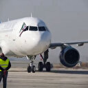 Halep Havalimanı Müdürü tarihi uçuşta şükür secdesi yaptı: Uçağın pilotu ‘Özgür Suriye’ bayrağı açtı