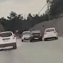 Makas atıp kaza yaptılar arkalarına bakmadan yola devam ettiler